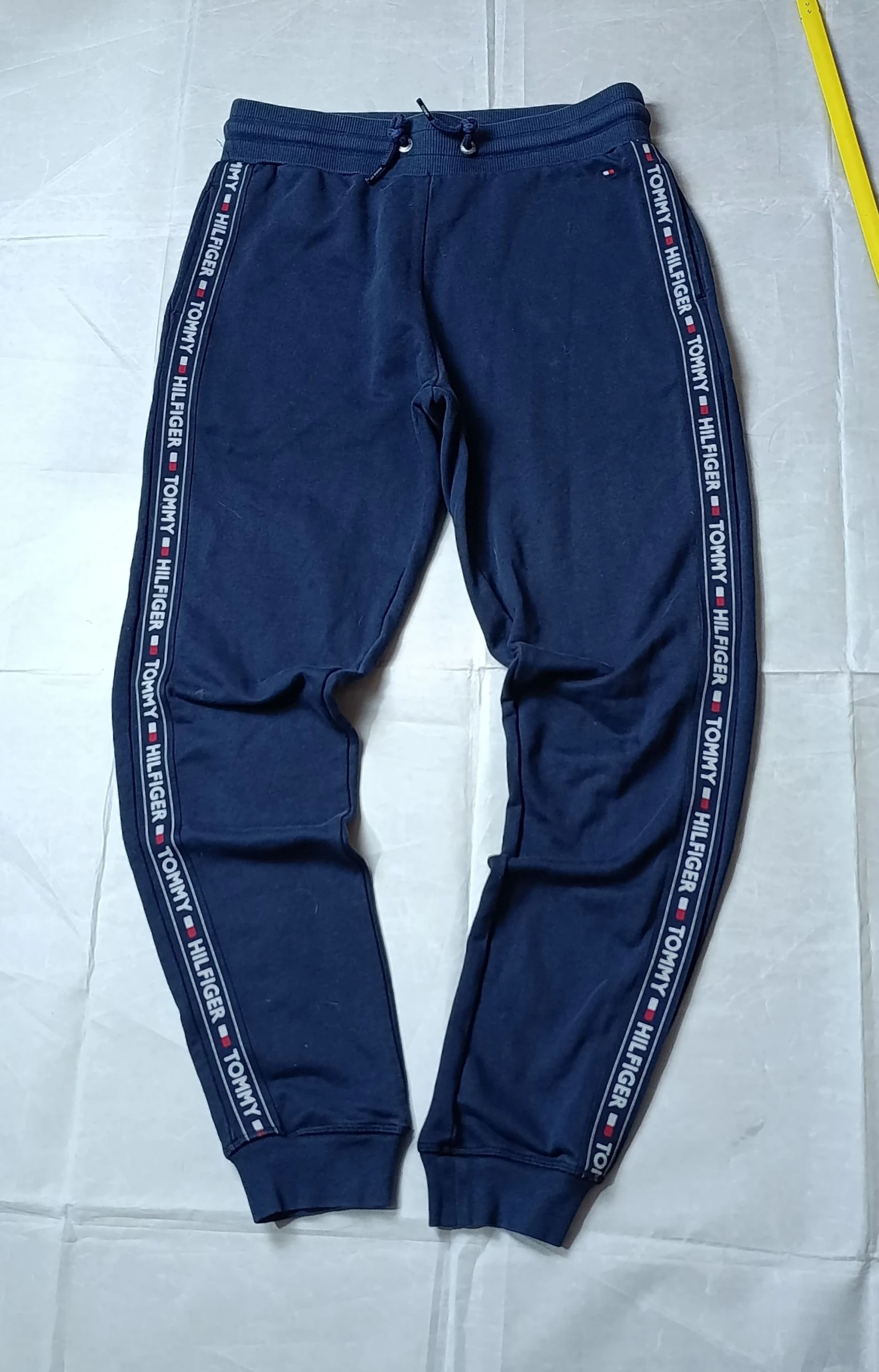 🔥 Pantalones de jogging azul marino Tommy Hilfiger con cinta lateral con letras 🔥